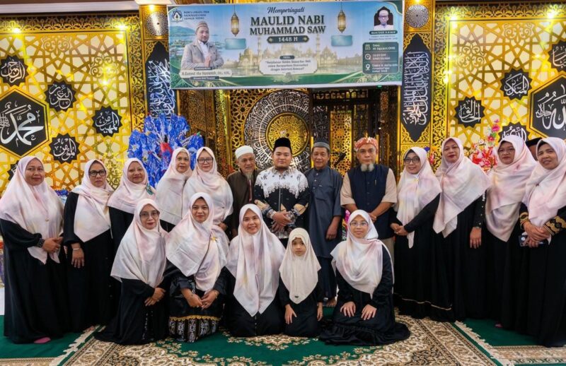 Warga masyarakat melaksanakan tradisi Maulid di Masjid Al-Muhajirin Desa Galala Kota Tidore Kepulauan. 