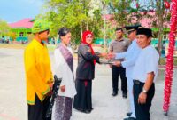 Ketua Dewan Pembina KASIH ALAM Malut, Jubair Muhammad mendapingi pejyerahan sertifikat oleh Camat Oba Tengah, Irfan Togubu kepada Kepala SMA Muhammadiyah 1 Kota Tidore Kepulauan