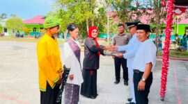 Ketua Dewan Pembina KASIH ALAM Malut, Jubair Muhammad mendapingi pejyerahan sertifikat oleh Camat Oba Tengah, Irfan Togubu kepada Kepala SMA Muhammadiyah 1 Kota Tidore Kepulauan
