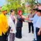 Ketua Dewan Pembina KASIH ALAM Malut, Jubair Muhammad mendapingi pejyerahan sertifikat oleh Camat Oba Tengah, Irfan Togubu kepada Kepala SMA Muhammadiyah 1 Kota Tidore Kepulauan