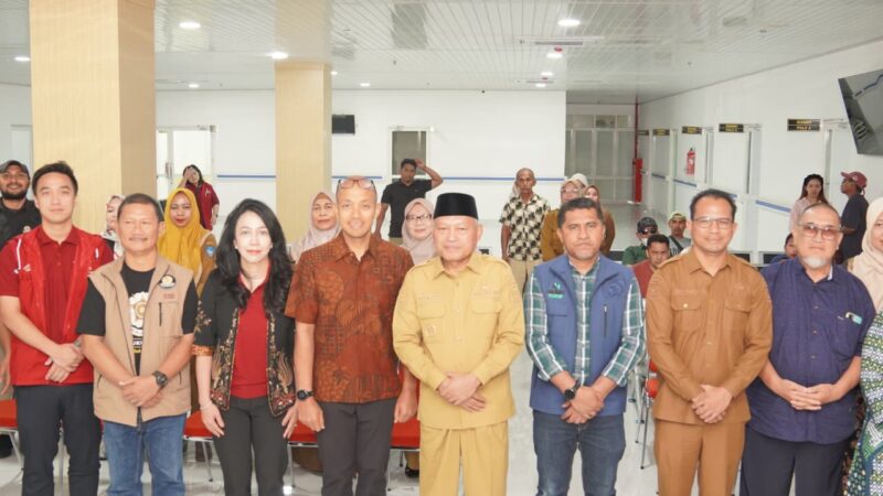 Kegiatan bakti sosial operasi transplantasi kornea dan katarak di Rumah Sakit Umum Daerah (RSUD) Chasan Boesoirie, Ternate, dibuka langsung oleh Wakil Gubernur Maluku Utara