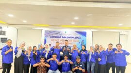 Kasubag Perencanaan dan Fungsional Perencanaan Dinas Pekerjaan Umum dan Penataan Ruang (PUPR) Provinsi Maluku Utara, Ir. Ibnu Salam, ST., M.PWK (tengah) bersama Peserta seminar dan sosialisasi Aplikasi webGIS Tata Ruang Provinsi Maluku Utara