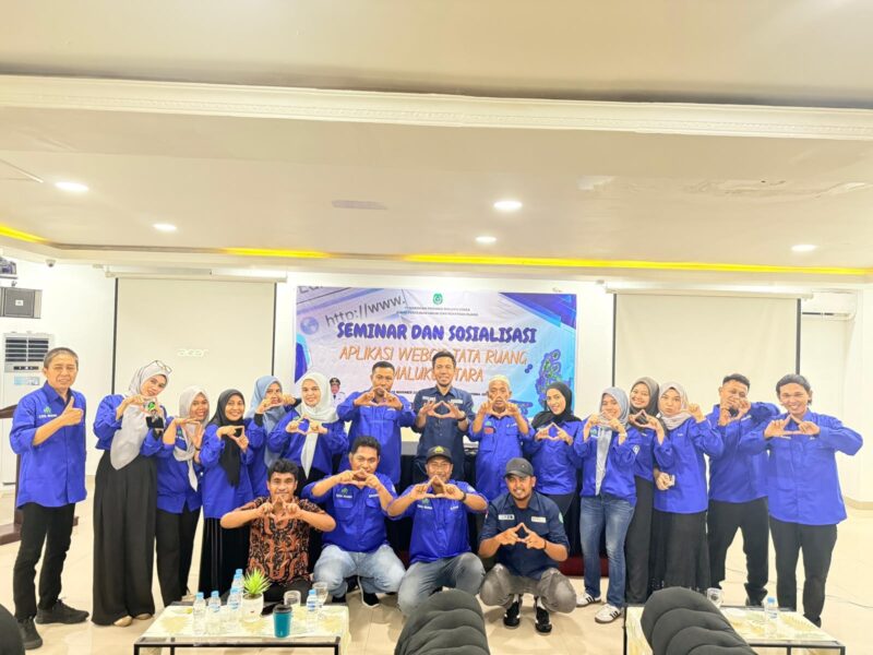 Kasubag Perencanaan dan Fungsional Perencanaan Dinas Pekerjaan Umum dan Penataan Ruang (PUPR) Provinsi Maluku Utara, Ir. Ibnu Salam, ST., M.PWK (tengah) bersama Peserta seminar dan sosialisasi Aplikasi webGIS Tata Ruang Provinsi Maluku Utara