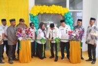 Potong pita peresmian gedung baru Unit Pelayanan Terpadu (UPT) Pusat Kesehatan Masyarakat (Puskesmas) Kabau,