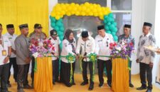 Potong pita peresmian gedung baru Unit Pelayanan Terpadu (UPT) Pusat Kesehatan Masyarakat (Puskesmas) Kabau,