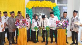 Potong pita peresmian gedung baru Unit Pelayanan Terpadu (UPT) Pusat Kesehatan Masyarakat (Puskesmas) Kabau,