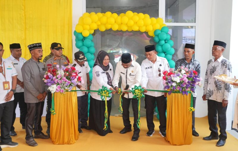 Potong pita peresmian gedung baru Unit Pelayanan Terpadu (UPT) Pusat Kesehatan Masyarakat (Puskesmas) Kabau,