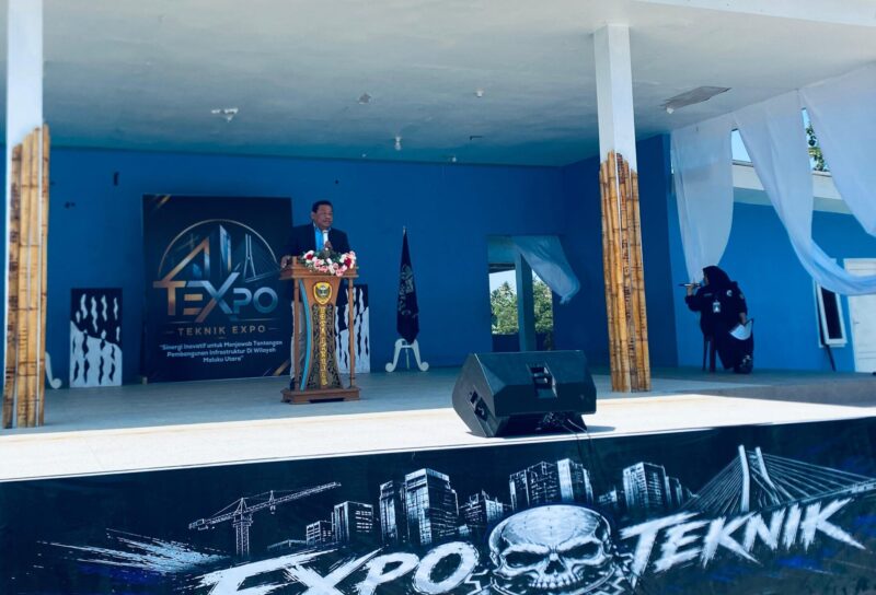 Rektor Unibrah Sarbaini A Karim saat membuka kegiatan Teknik Expo yang berlangsung di Desa Garojou