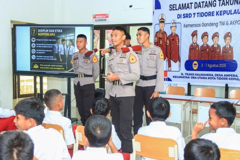Taurna AKPOL saat berkunjung ke sekolah rakyat