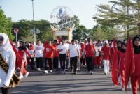 Wagub Sarbin Sehe dan Kadikbud Abubakar Abdullah dalam acara pembukaan degan long march di jalan 40