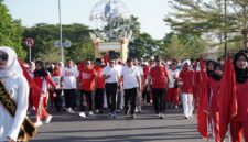 Wagub Sarbin Sehe dan Kadikbud Abubakar Abdullah dalam acara pembukaan degan long march di jalan 40