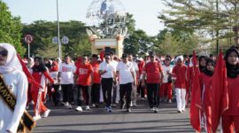 Wagub Sarbin Sehe dan Kadikbud Abubakar Abdullah dalam acara pembukaan degan long march di jalan 40