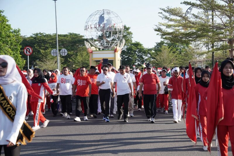 Wagub Sarbin Sehe dan Kadikbud Abubakar Abdullah dalam acara pembukaan degan long march di jalan 40
