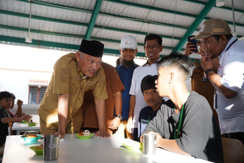 Wakil Gubernur Maluku Utara, H. Sarbin Sehe, saat melakukan kunjungan ke lokasi pembangunan sekolah rakyat di Desa Riorimbati Kabubaten Halmahera Barat, Senin (3/8/2026)