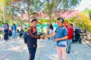Wakil Ketua KASIH ALAM, Rahmatullah Yahya menyerahkan bibit pohon kepada salah satu siwa SMA Muhammadiya 1 Kota Tidore Kepulauan
