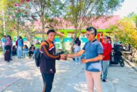 Wakil Ketua KASIH ALAM, Rahmatullah Yahya menyerahkan bibit pohon kepada salah satu siwa SMA Muhammadiya 1 Kota Tidore Kepulauan