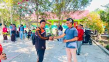 Wakil Ketua KASIH ALAM, Rahmatullah Yahya menyerahkan bibit pohon kepada salah satu siwa SMA Muhammadiya 1 Kota Tidore Kepulauan
