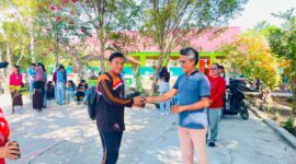 Wakil Ketua KASIH ALAM, Rahmatullah Yahya menyerahkan bibit pohon kepada salah satu siwa SMA Muhammadiya 1 Kota Tidore Kepulauan