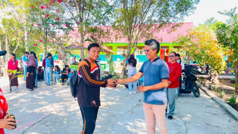 Wakil Ketua KASIH ALAM, Rahmatullah Yahya menyerahkan bibit pohon kepada salah satu siwa SMA Muhammadiya 1 Kota Tidore Kepulauan