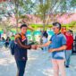 Wakil Ketua KASIH ALAM, Rahmatullah Yahya menyerahkan bibit pohon kepada salah satu siwa SMA Muhammadiya 1 Kota Tidore Kepulauan