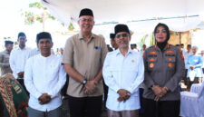Staf Ahli Gubernur Maluku Utara Bidang Hukum, Politik, dan Pemerintahan, H. Fachrudin Tukuboya, yang mewakili Gubernur Maluku Utara, bersama Sultan Ternate dan Kapolresta Kota Ternate