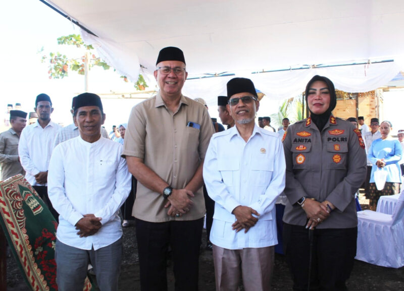 Staf Ahli Gubernur Maluku Utara Bidang Hukum, Politik, dan Pemerintahan, H. Fachrudin Tukuboya, yang mewakili Gubernur Maluku Utara, bersama Sultan Ternate dan Kapolresta Kota Ternate