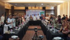 Wakil Gubernur Maluku Utara, H. Sarbin Sehe, saat membuka Focus Group Discussion Literasi Keuangan di lantai 2 Hotel Bela, Ternate