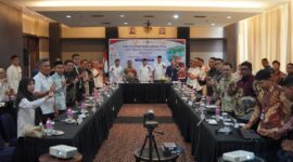 Wakil Gubernur Maluku Utara, H. Sarbin Sehe, saat membuka Focus Group Discussion Literasi Keuangan di lantai 2 Hotel Bela, Ternate