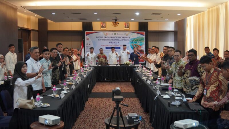 Wakil Gubernur Maluku Utara, H. Sarbin Sehe, saat membuka Focus Group Discussion Literasi Keuangan di lantai 2 Hotel Bela, Ternate