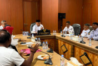 Wakil Gubernur Maluku Utara, Sarbin Sehe memimpin rapat terbatas bersama Dinas Perhubungan, Dinas Perindustrian dan Perdagangan, Dinas ESDM, serta Kerukunan Sopir Lintas (KSL) Maluku Utara