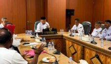 Wakil Gubernur Maluku Utara, Sarbin Sehe memimpin rapat terbatas bersama Dinas Perhubungan, Dinas Perindustrian dan Perdagangan, Dinas ESDM, serta Kerukunan Sopir Lintas (KSL) Maluku Utara