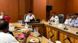 Wakil Gubernur Maluku Utara, Sarbin Sehe memimpin rapat terbatas bersama Dinas Perhubungan, Dinas Perindustrian dan Perdagangan, Dinas ESDM, serta Kerukunan Sopir Lintas (KSL) Maluku Utara