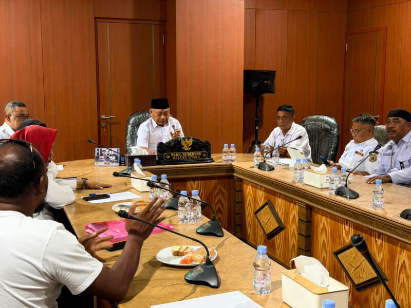 Wakil Gubernur Maluku Utara, Sarbin Sehe memimpin rapat terbatas bersama Dinas Perhubungan, Dinas Perindustrian dan Perdagangan, Dinas ESDM, serta Kerukunan Sopir Lintas (KSL) Maluku Utara