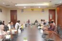 Asisten II Bidang Perekonomian dan Administrasi Pembangunan, Sri Haryanti Hatari, bersama Deputi SP PUR MI Perwakilan BI Malut, Sirtalia J. Rando dalam rapat persiapan kegiatan pekan QRIS Nasional