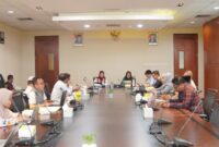 Asisten II Bidang Perekonomian dan Administrasi Pembangunan, Sri Haryanti Hatari, bersama Deputi SP PUR MI Perwakilan BI Malut, Sirtalia J. Rando dalam rapat persiapan kegiatan pekan QRIS Nasional