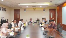 Asisten II Bidang Perekonomian dan Administrasi Pembangunan, Sri Haryanti Hatari, bersama Deputi SP PUR MI Perwakilan BI Malut, Sirtalia J. Rando dalam rapat persiapan kegiatan pekan QRIS Nasional