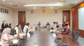 Asisten II Bidang Perekonomian dan Administrasi Pembangunan, Sri Haryanti Hatari, bersama Deputi SP PUR MI Perwakilan BI Malut, Sirtalia J. Rando dalam rapat persiapan kegiatan pekan QRIS Nasional