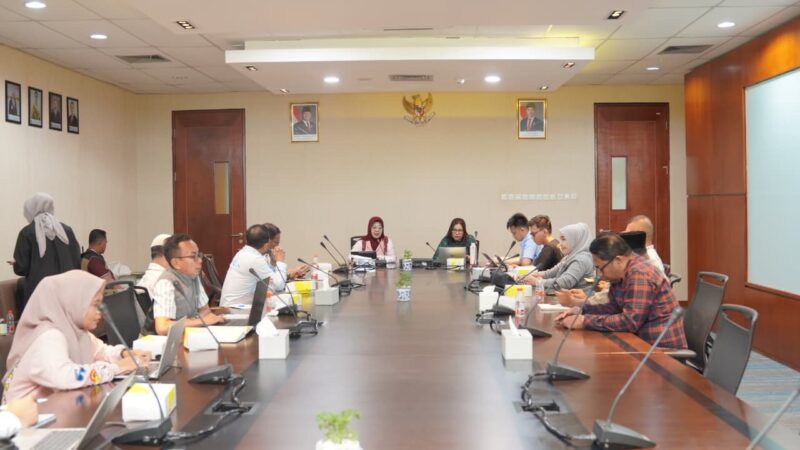 Asisten II Bidang Perekonomian dan Administrasi Pembangunan, Sri Haryanti Hatari, bersama Deputi SP PUR MI Perwakilan BI Malut, Sirtalia J. Rando dalam rapat persiapan kegiatan pekan QRIS Nasional