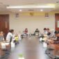 Asisten II Bidang Perekonomian dan Administrasi Pembangunan, Sri Haryanti Hatari, bersama Deputi SP PUR MI Perwakilan BI Malut, Sirtalia J. Rando dalam rapat persiapan kegiatan pekan QRIS Nasional