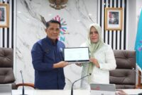 Dr. Herman, M.Si, Deputi Bidang Pembinaan Penyelenggaraan Manajemen ASN BKN RI bersama Bupati Kepulauan Sula, Fifian Adeningsi Mus.