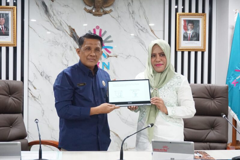 Dr. Herman, M.Si, Deputi Bidang Pembinaan Penyelenggaraan Manajemen ASN BKN RI bersama Bupati Kepulauan Sula, Fifian Adeningsi Mus.