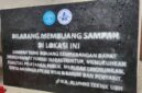 Hasil dari limbah plastik yang diolah menjadi papan imbauan dengan cara dilelehkan dan dicetak dalam wadah. 