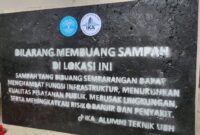 Hasil dari limbah plastik yang diolah menjadi papan imbauan dengan cara dilelehkan dan dicetak dalam wadah. 