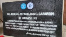 Hasil dari limbah plastik yang diolah menjadi papan imbauan dengan cara dilelehkan dan dicetak dalam wadah.