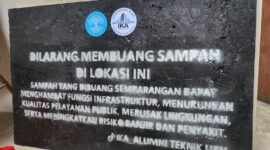 Hasil dari limbah plastik yang diolah menjadi papan imbauan dengan cara dilelehkan dan dicetak dalam wadah. 