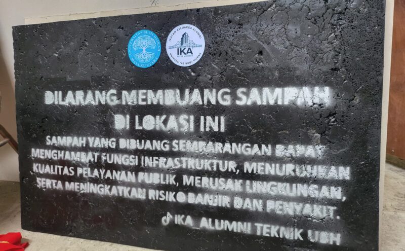 Hasil dari limbah plastik yang diolah menjadi papan imbauan dengan cara dilelehkan dan dicetak dalam wadah. 