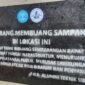 Hasil dari limbah plastik yang diolah menjadi papan imbauan dengan cara dilelehkan dan dicetak dalam wadah. 