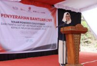 Asisten II Setda Malut, Sri Haryati Hatari, saat membacakan sambutan gubernur dalam kegiatan penyerahan bantuan Solar Powered Cold Storage di Kelurahan Rua.