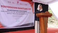 Asisten II Setda Malut, Sri Haryati Hatari, saat membacakan sambutan gubernur dalam kegiatan penyerahan bantuan Solar Powered Cold Storage di Kelurahan Rua.