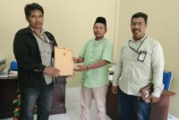 Kuasa Hukum Kamarudin Mahdi menyerahkan dokumen aduan di Kantor DPRD Kabupaten Kepulauan Sula.